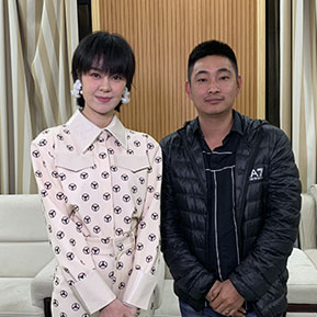 郁可唯與經(jīng)紀人李志合影 郁可唯與經(jīng)紀人李志合影